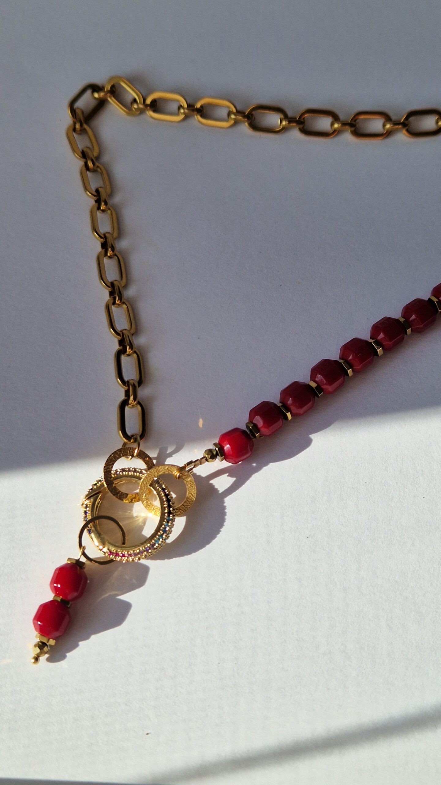 Naszyjnik z czerwonego korala i łańcuszka