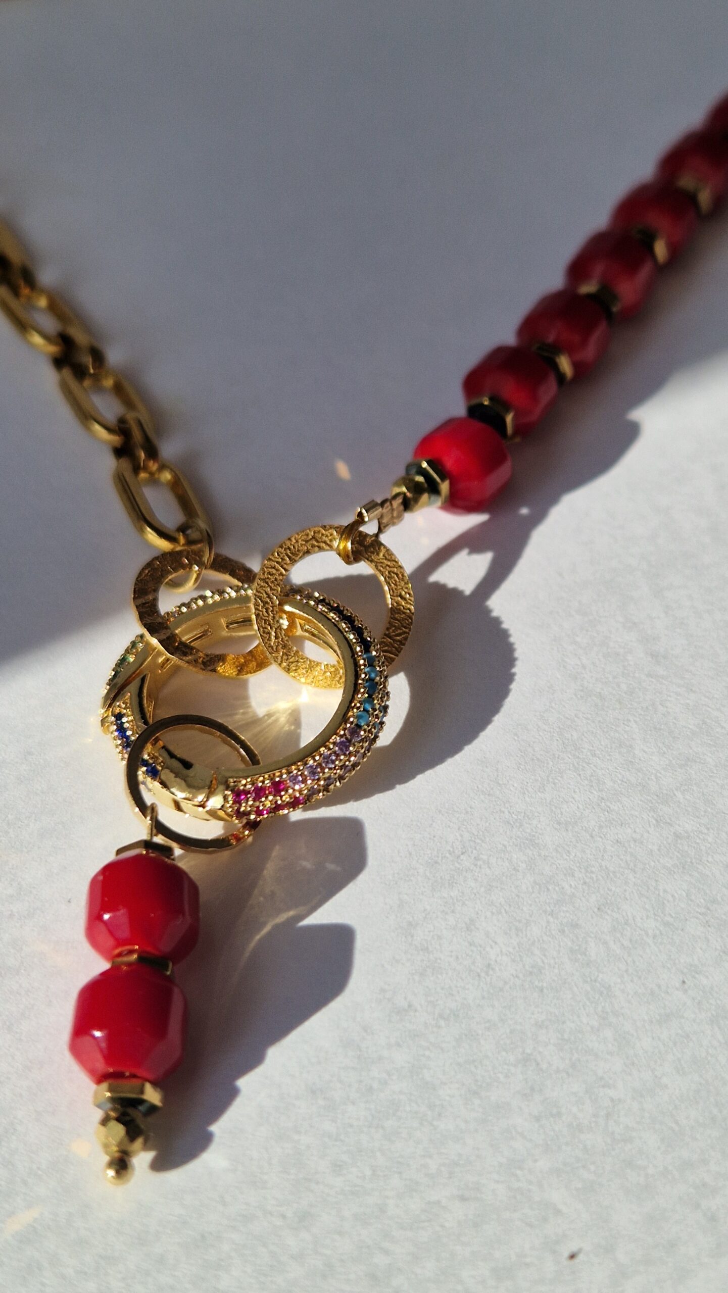 Naszyjnik z czerwonego korala i łańcuszka - obrazek 2