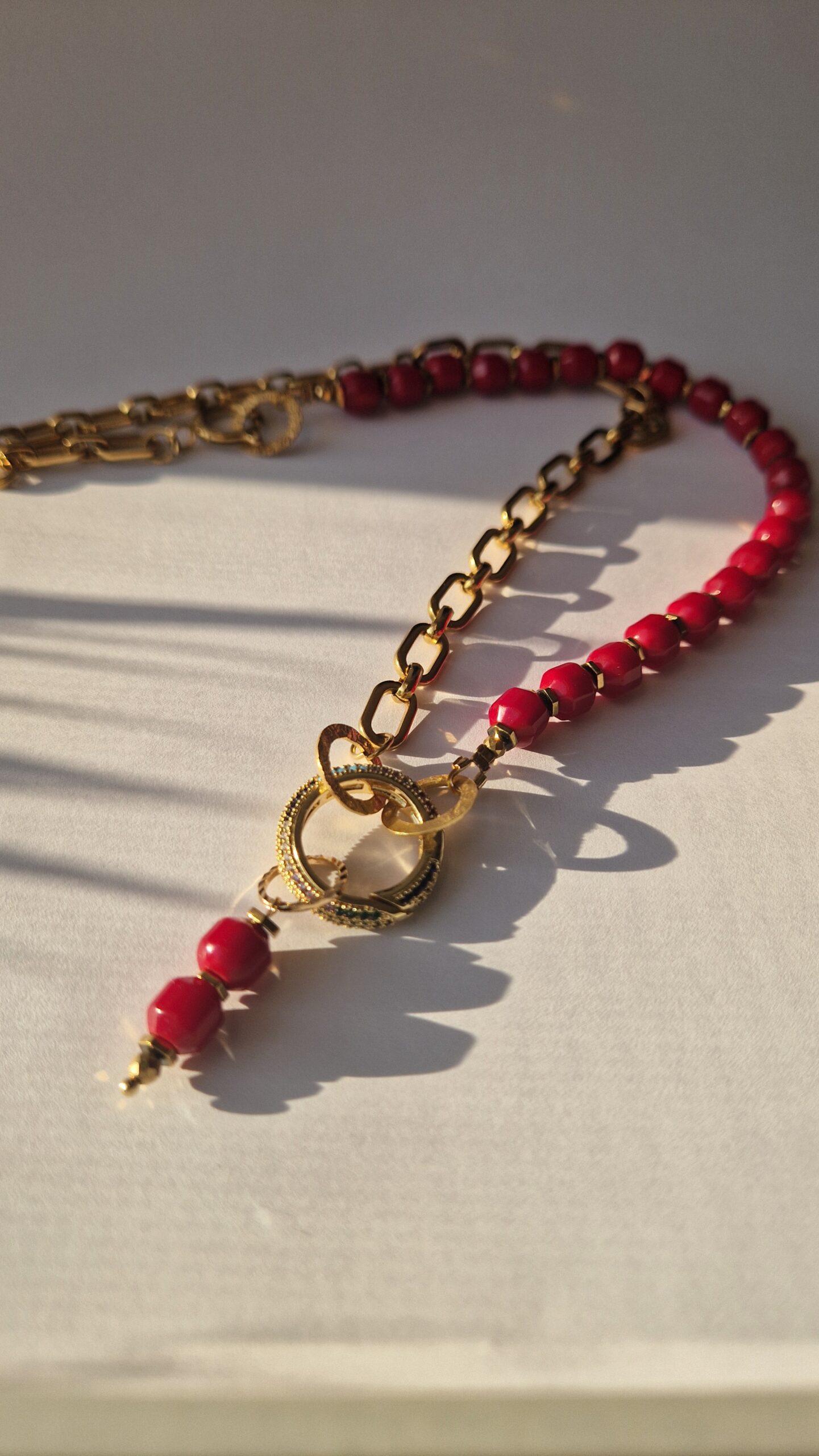 Naszyjnik z czerwonego korala i łańcuszka - obrazek 4