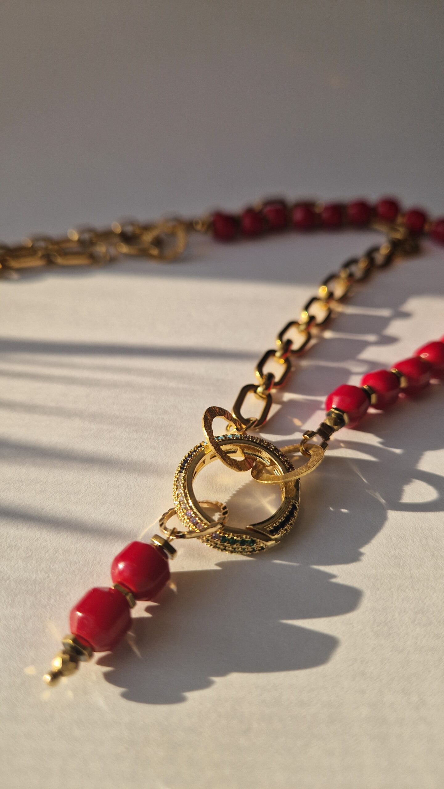 Naszyjnik z czerwonego korala i łańcuszka - obrazek 5