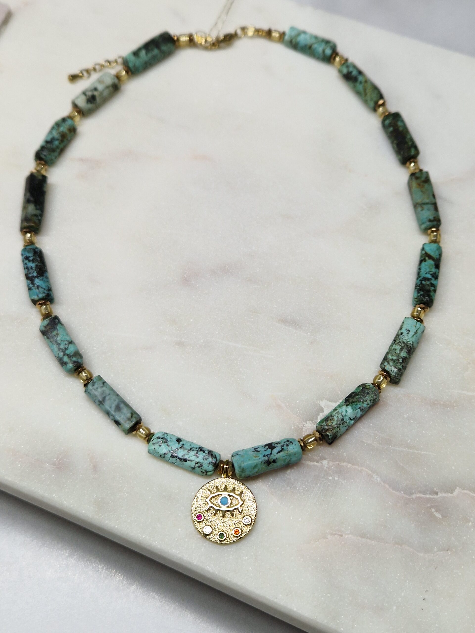 Naszyjnik z nieregularnych turkusów z zawieszką. - obrazek 3