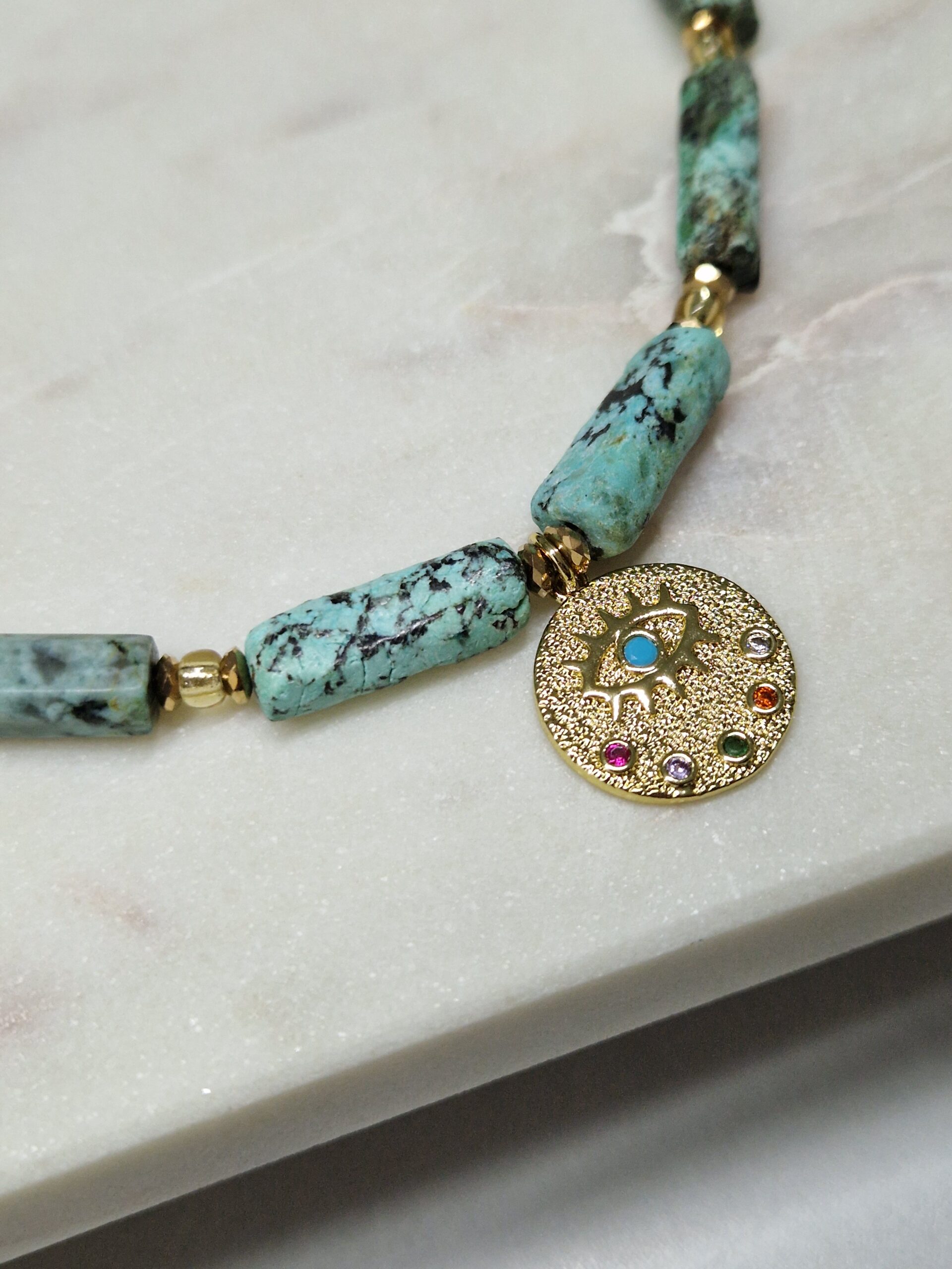 Naszyjnik z nieregularnych turkusów z zawieszką. - obrazek 2