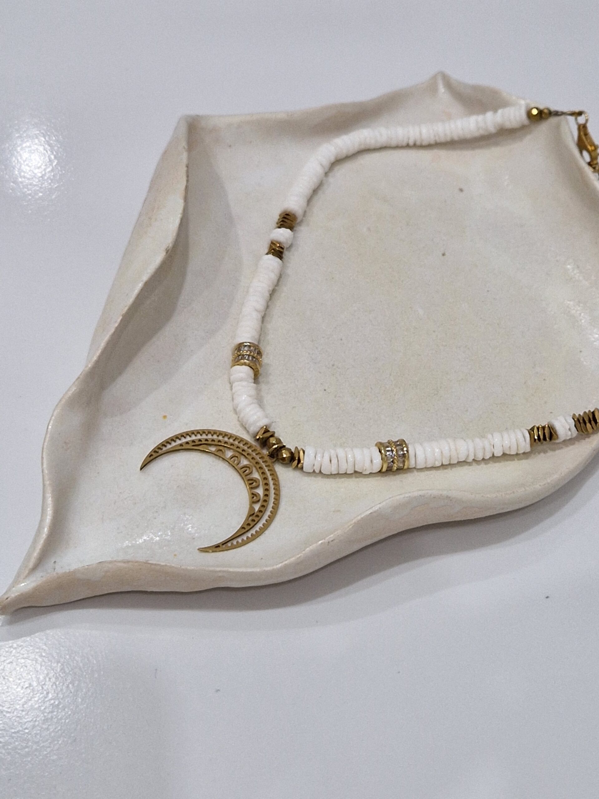 Naszyjnik z Lunula z masy perłowej