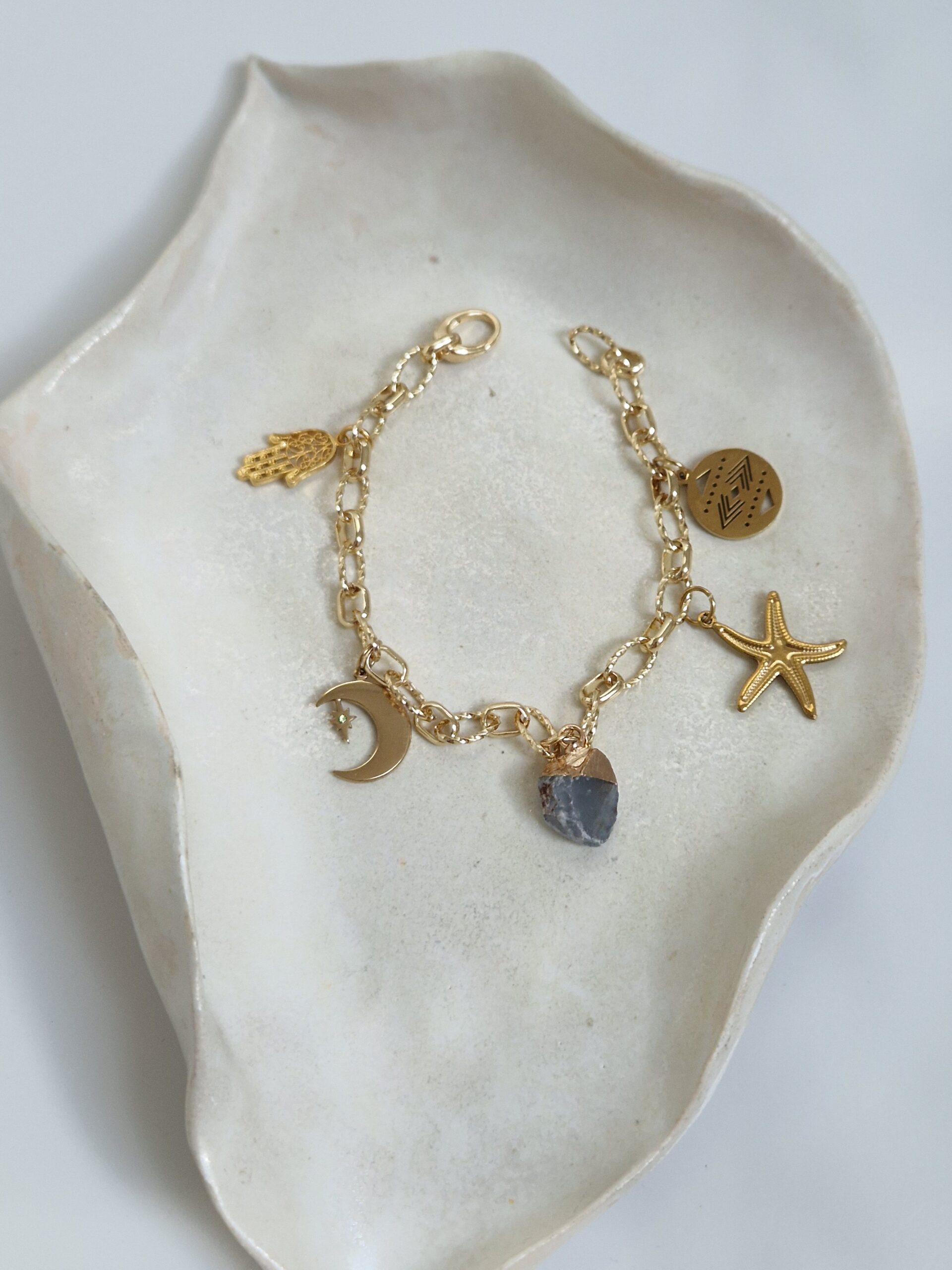 Bransoletka z wiszącymi elementami