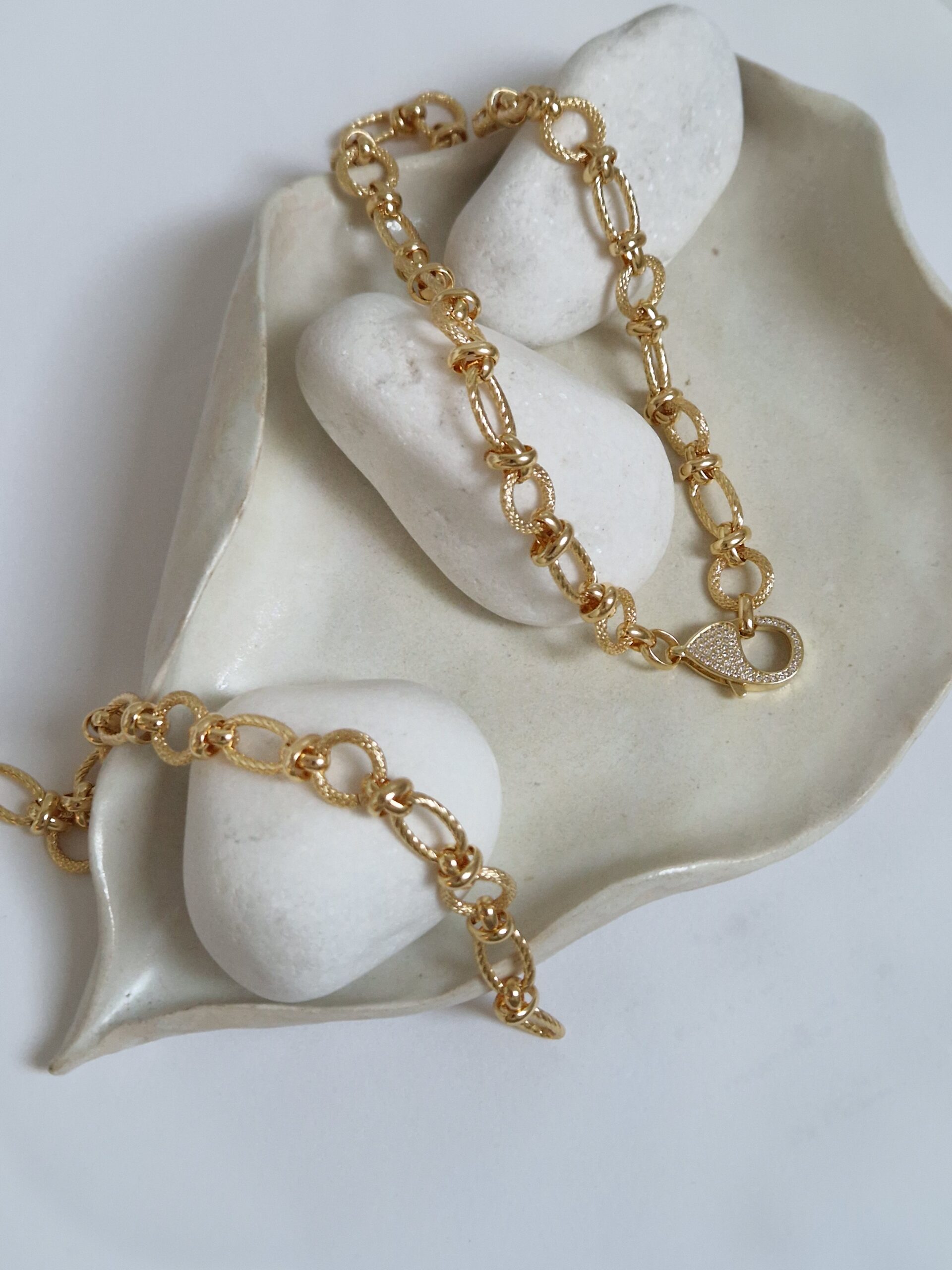 Komplet w kolorze złotym