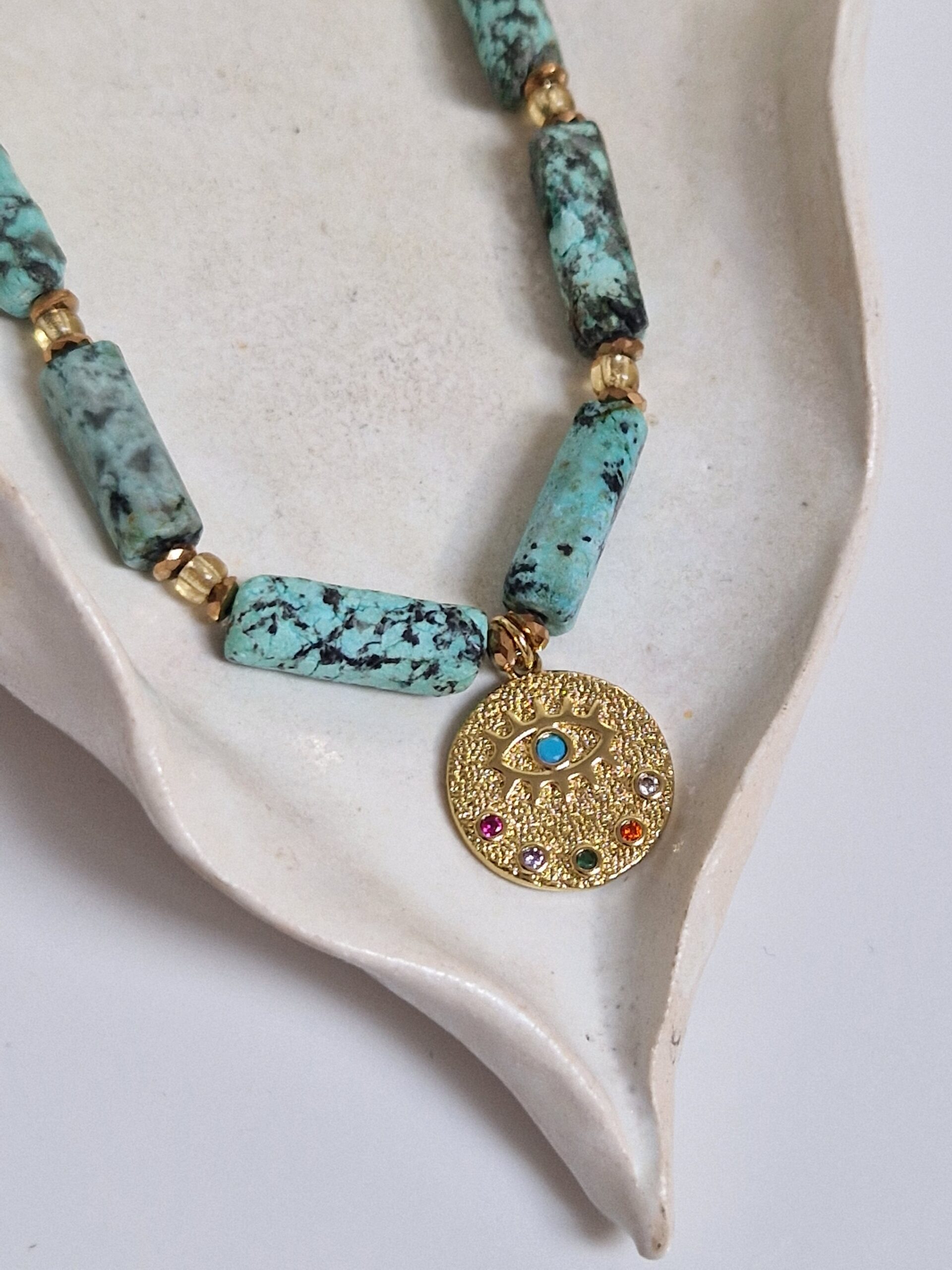 Naszyjnik z nieregularnych turkusów z zawieszką.