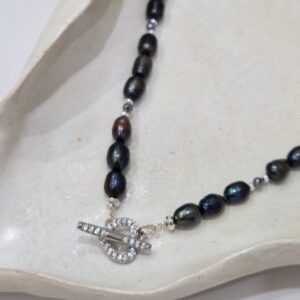 Naszyjnik z ciemnych pereł hodowlanych