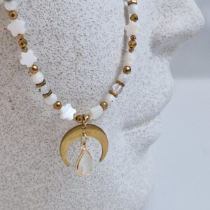 Naszyjnik z masy perłowej i kryształu górskiego z Lunulą