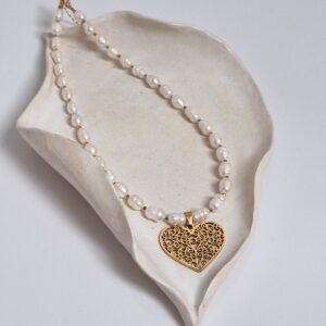Naszyjnik z białych pereł i serce ażurowe