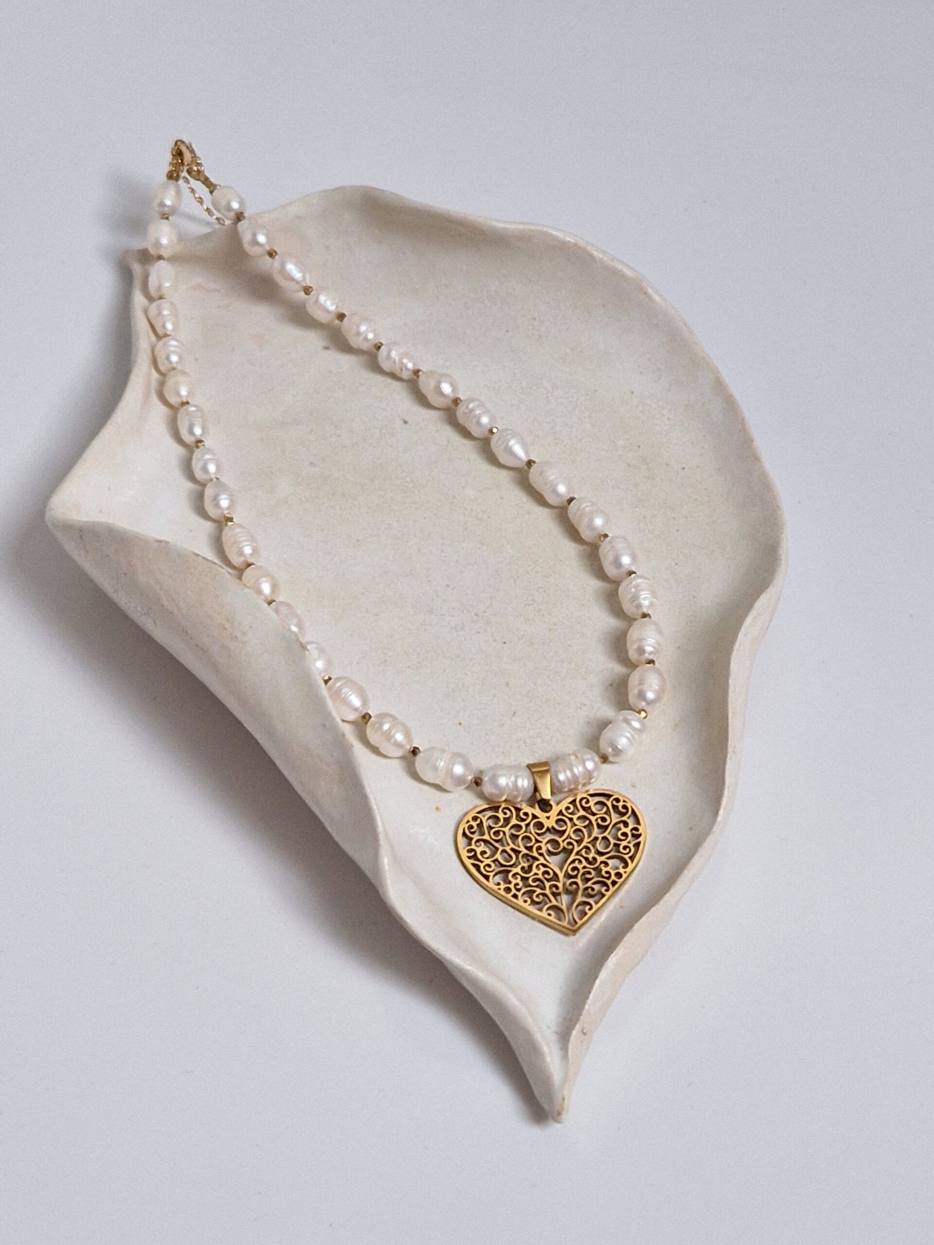 Naszyjnik z białych pereł i serce ażurowe