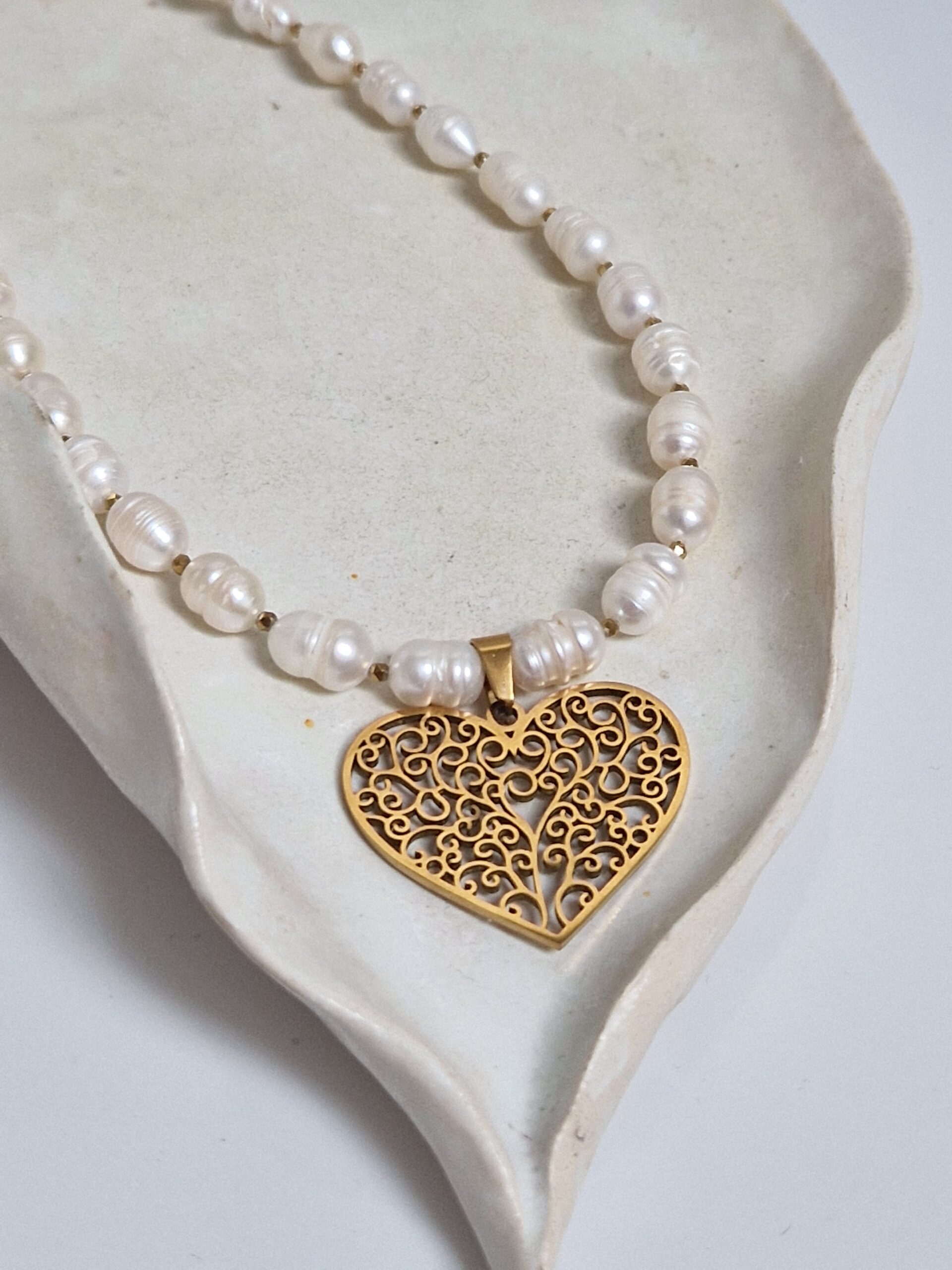 Naszyjnik z białych pereł i serce ażurowe - obrazek 3