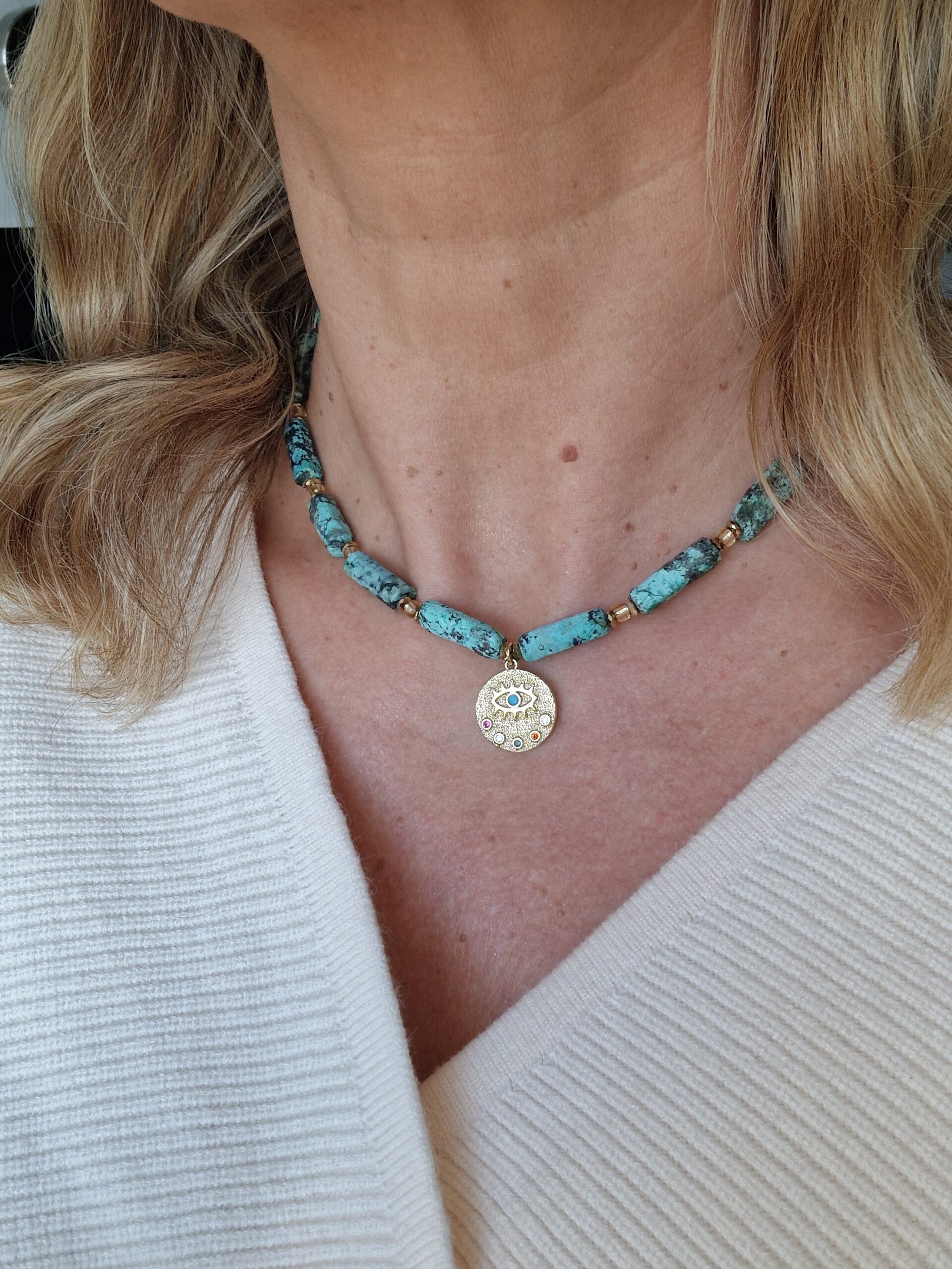 Naszyjnik z nieregularnych turkusów z zawieszką. - obrazek 4