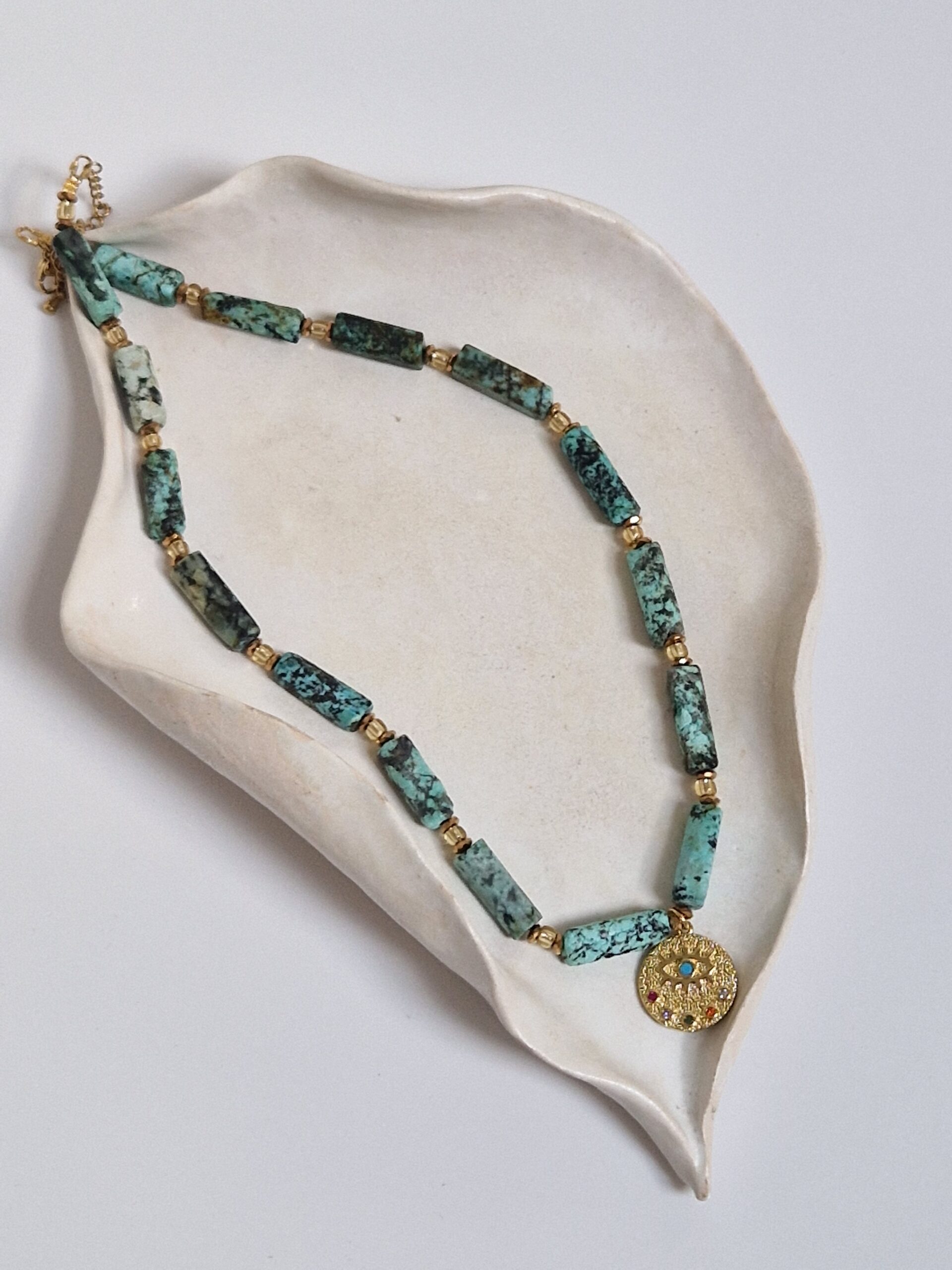Naszyjnik z nieregularnych turkusów z zawieszką. - obrazek 5