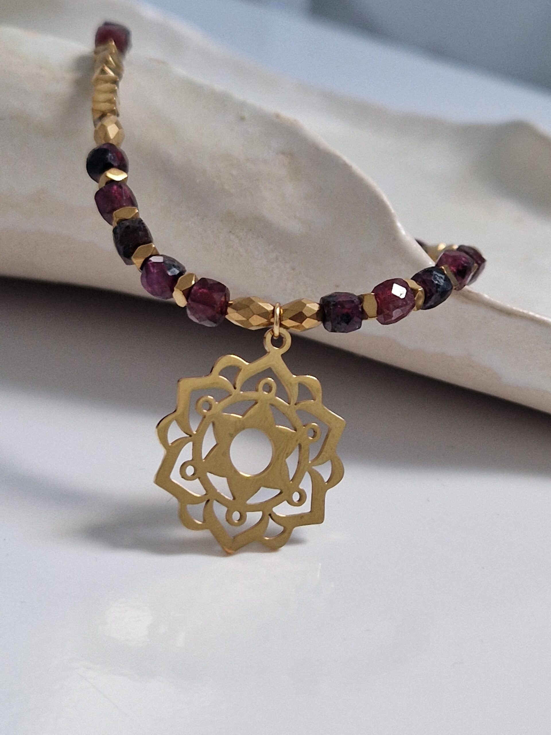 Naszyjnik Mandala z granatami