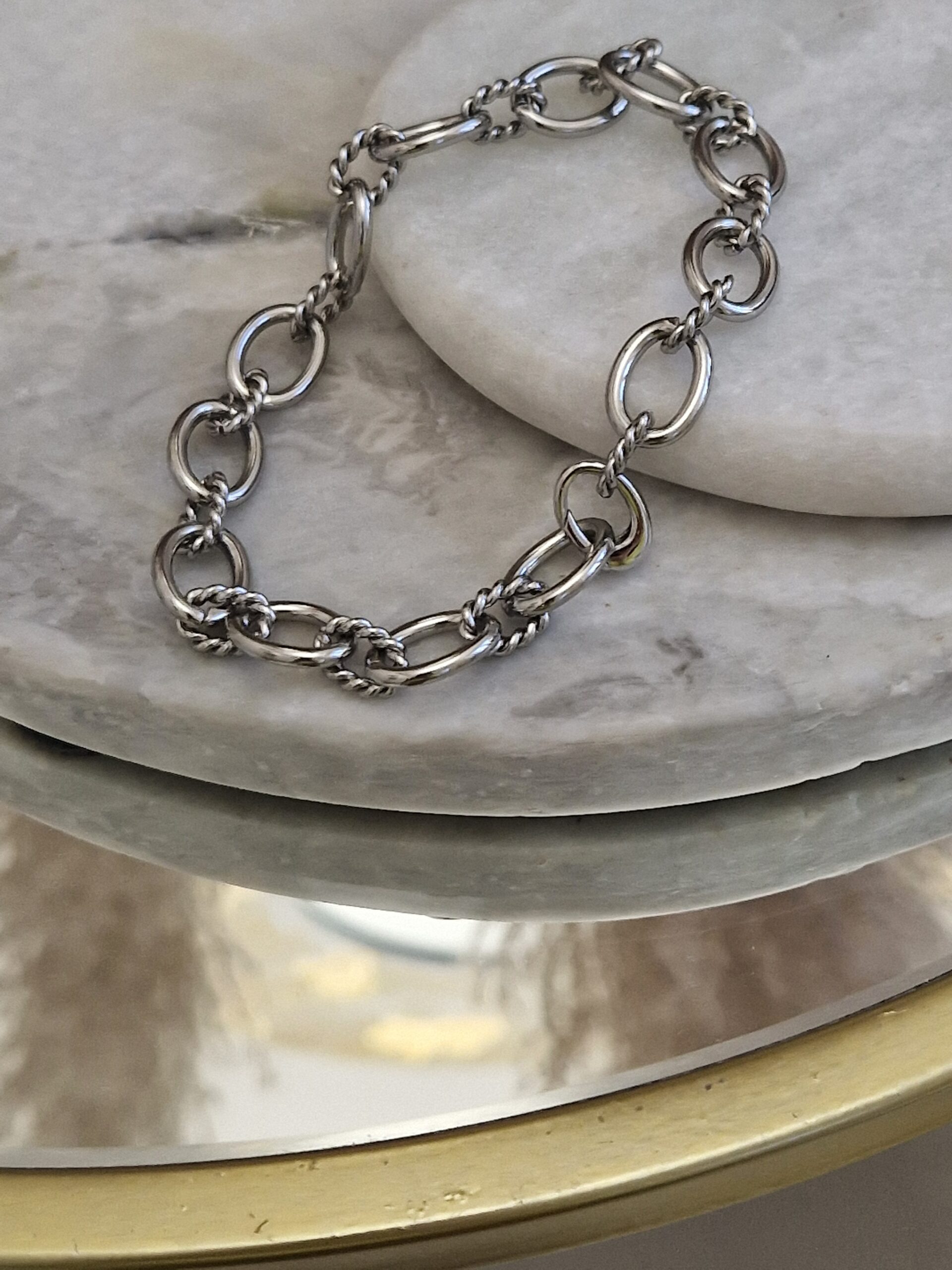 Bransoletka w kolorze srebrnym