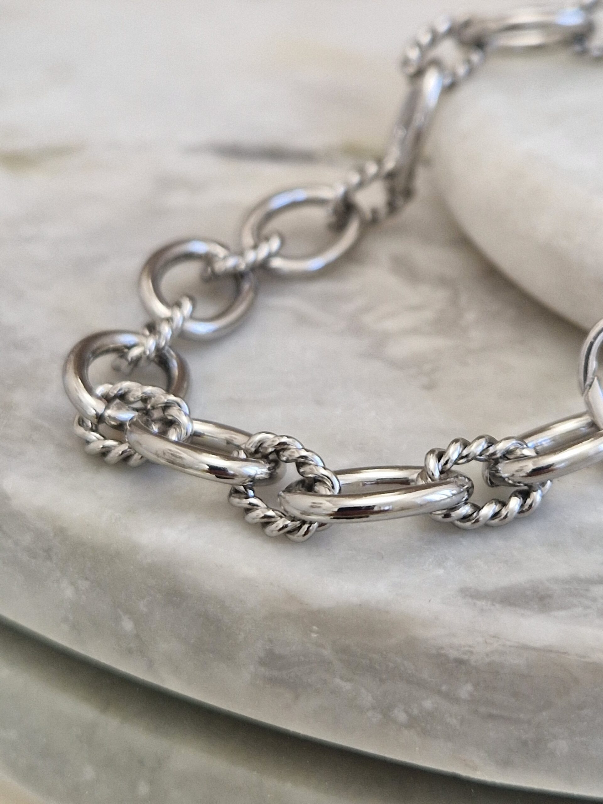 Bransoletka w kolorze srebrnym - obrazek 2