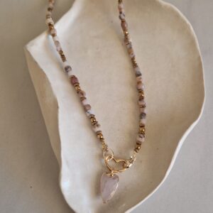 Naszyjnik z opali z sercem