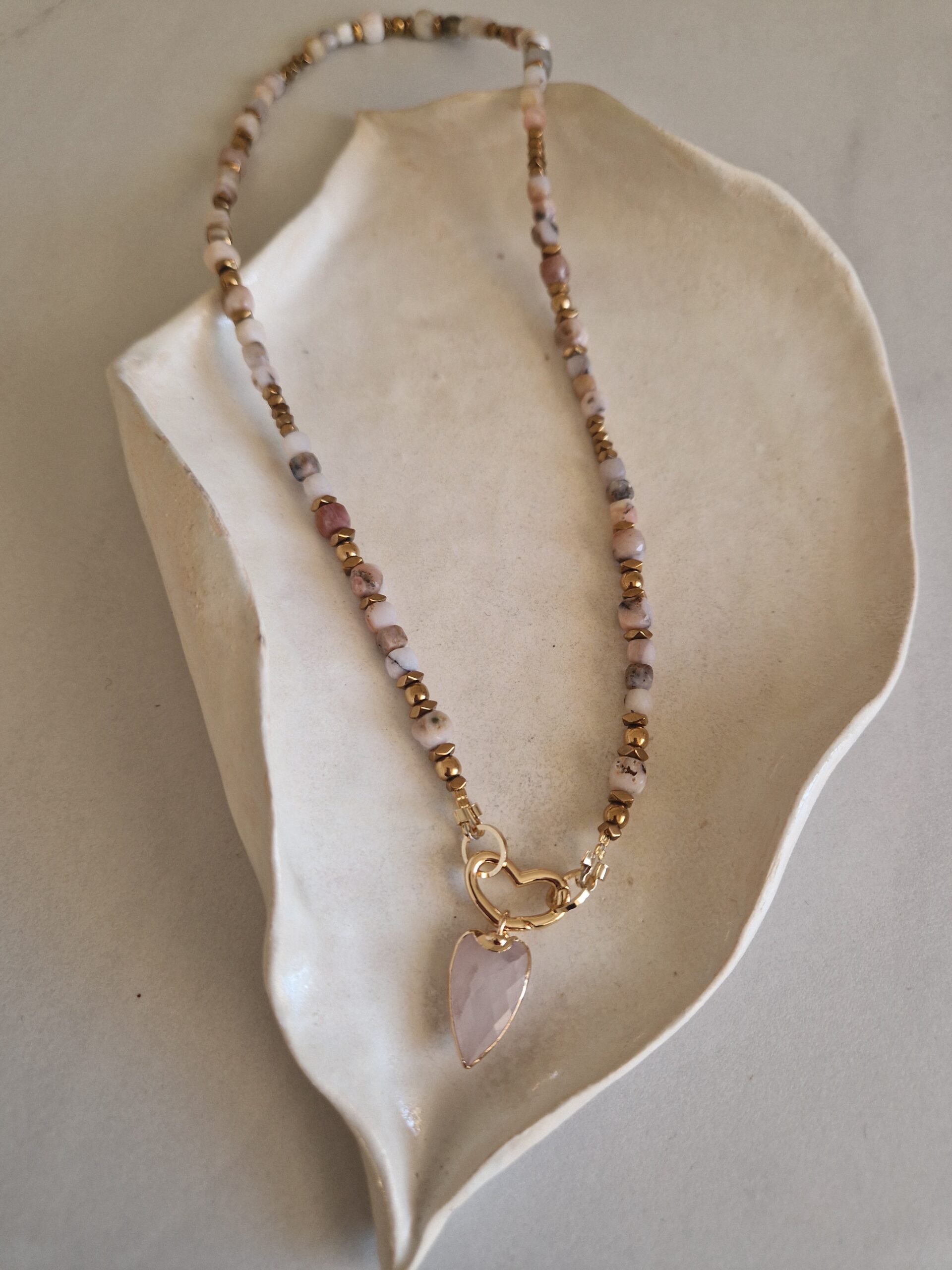 Naszyjnik z opali z sercem